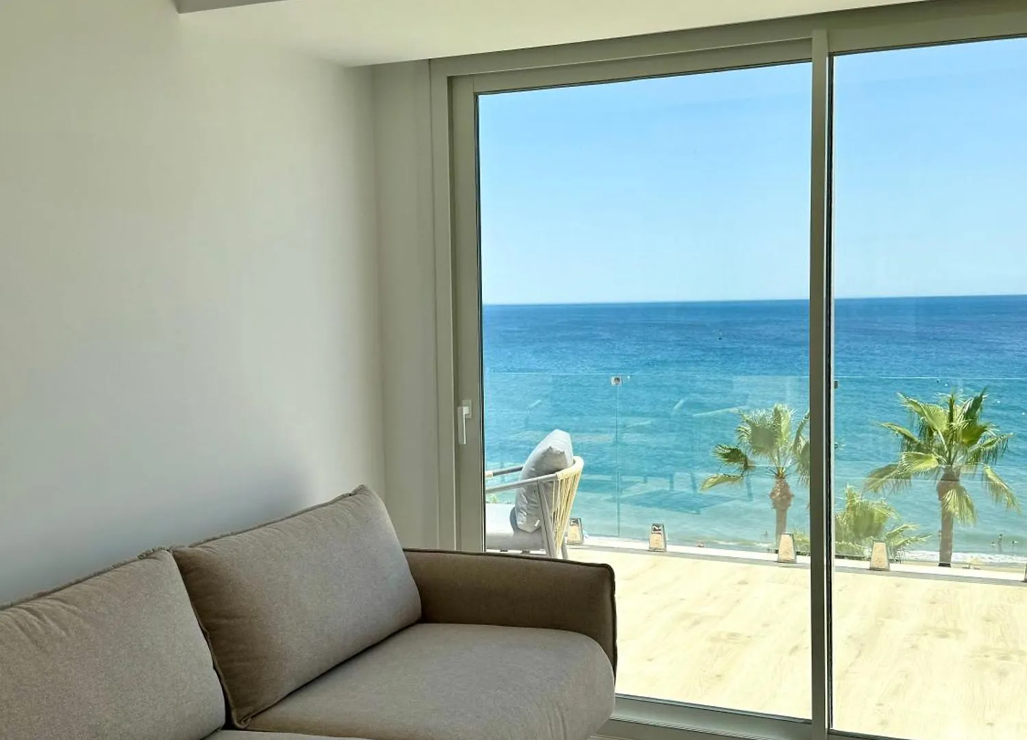 Sunnypalms - Beachfront Penthouse With Stunning Sea View 埃斯特波纳 西班牙