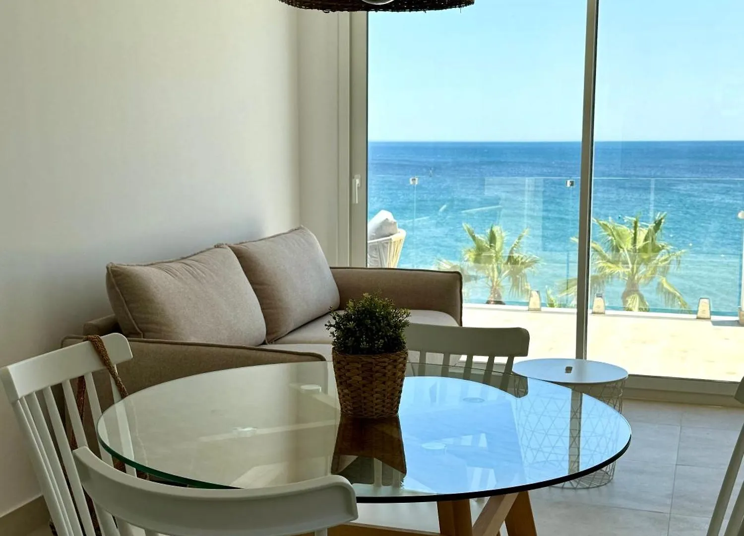 Sunnypalms - Beachfront Penthouse With Stunning Sea View 埃斯特波纳